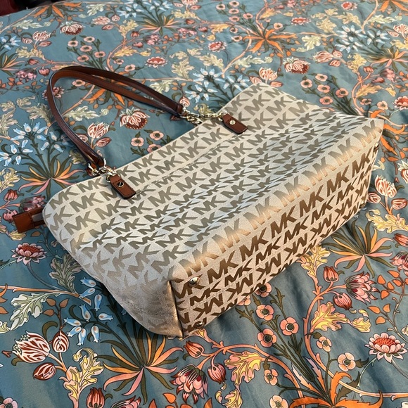 Michael Kors Jet Setter Purse - Picture 6 of 14